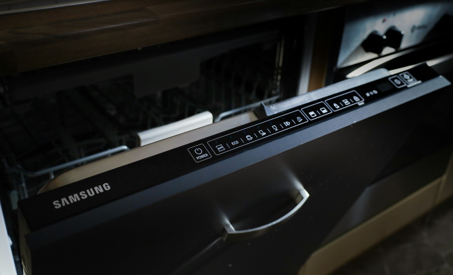 Samsung exits China electronics sales amid losses