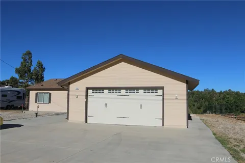 210 Dixie Lee Lane, Sugarloaf, CA 92386