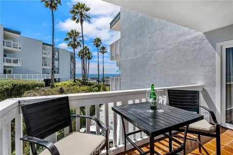 620 The Village Unit 207, Redondo Beach, CA 90277