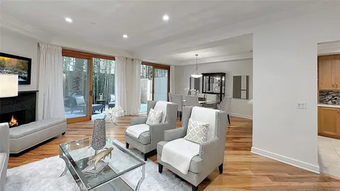 411 N Oakhurst Drive Unit 102, Beverly Hills, CA 90210