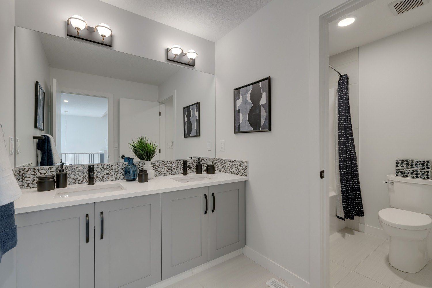 Additional image 16 of Legacy