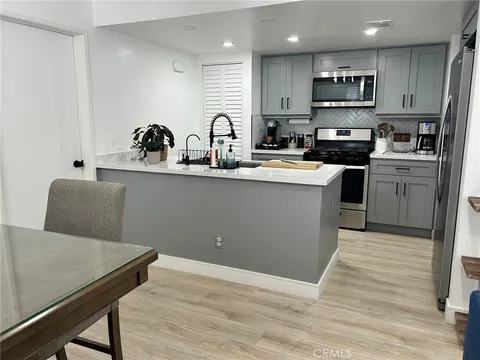 10235 De Soto Avenue Unit B, Chatsworth, CA 91311