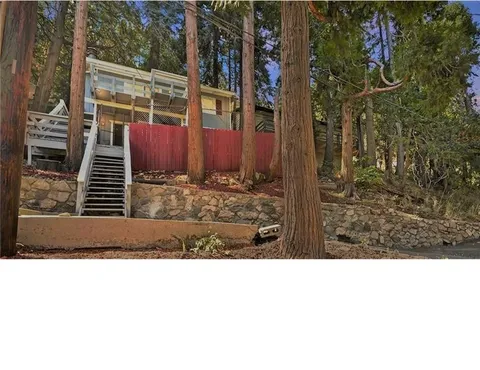 726 Golden Drive, Lake Arrowhead, CA 92352