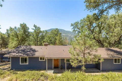 48220 White Oak Drive, Oakhurst, CA 93644
