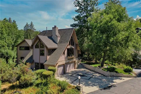 942 Lake Edge Way, Lake Arrowhead, CA 92352