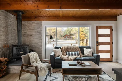 537 Maple Lane, Sugarloaf, CA 92386