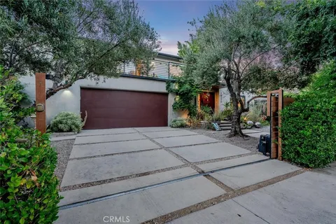 13215 Hartsook Street, Sherman Oaks, CA 91423