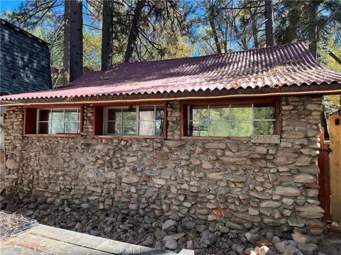 2375 Spruce Drive, Running Springs, CA 92382