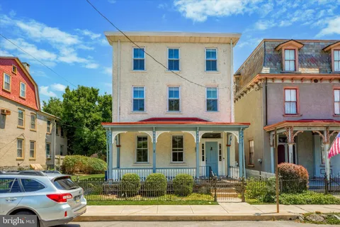 28 W Gravers Lane, Philadelphia, PA 19118