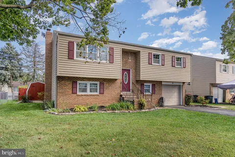 Primary image of 8 Edgewood Drive, Mechanicsburg, PA 17055