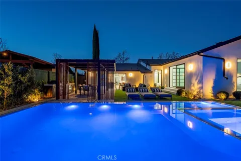 Primary image of 23726 Oxnard Street, Woodland Hills, CA 91367