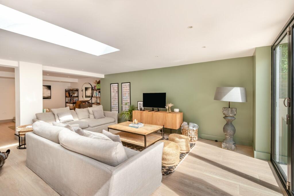 Additional image 10 of Batchwood Drive, St. Albans, Hertfordshire