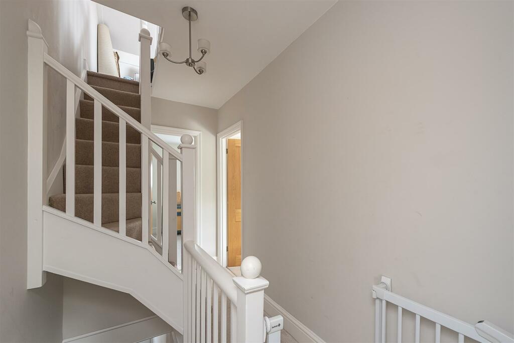 Additional image 6 of Park Mount, Harpenden