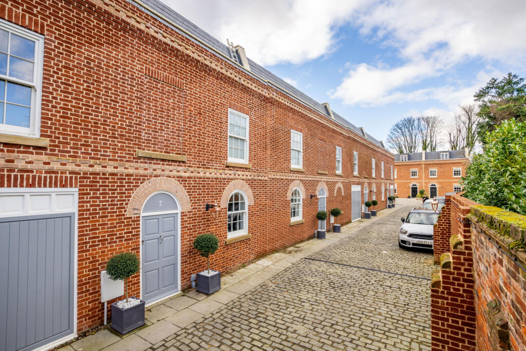 Bowgate Mews, St. Peters Close, St. Albans, Hertfordshire, AL1