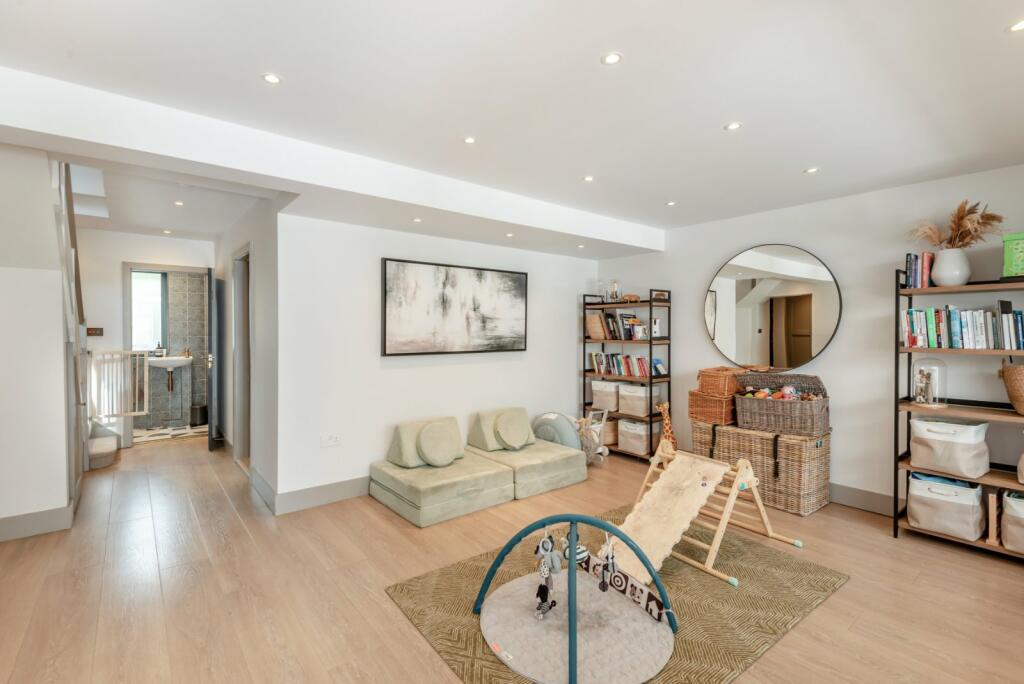 Additional image 9 of Batchwood Drive, St. Albans, Hertfordshire