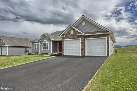 022 Dream Dr, Lebanon, PA 17046
