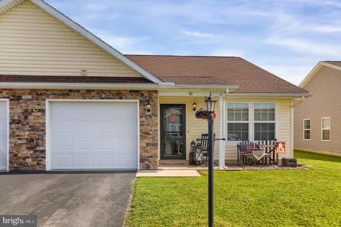 41 Pacific Avenue, Milroy, PA 17063