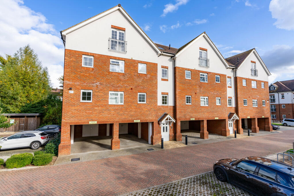 Millstone Way, Harpenden, Hertfordshire, AL5