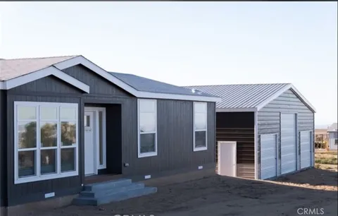 8650 Sahara Rd, Phelan, CA 92371