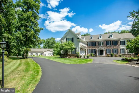 138 Rue St Michel, Line Lexington, PA 18932