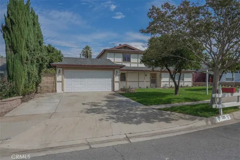 725 Robinhood Lane, Redlands, CA 92373