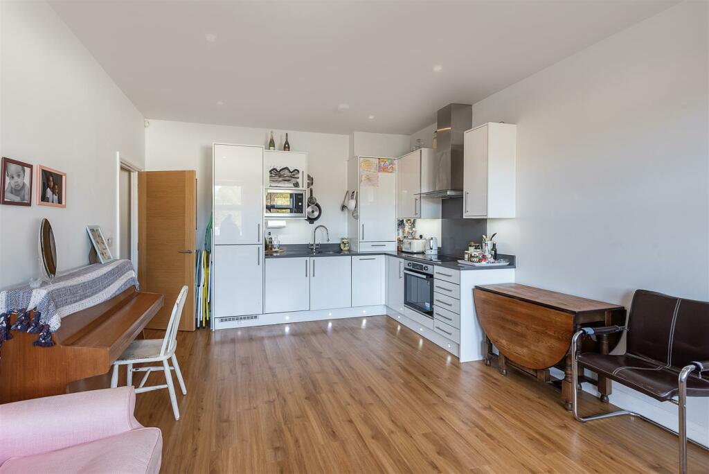 Additional image 5 of Woodland Court, Soothouse Spring, St Albans