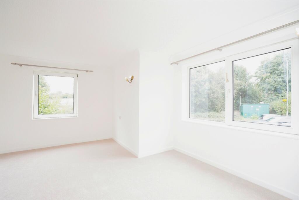 Additional image 18 of Roundwood Lane, HARPENDEN