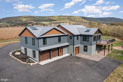 425 Oakdale Station Road, Lykens, PA 17048