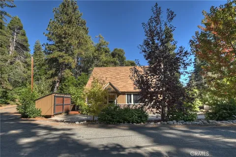 863 Oak Road, Lake Arrowhead, CA 92386