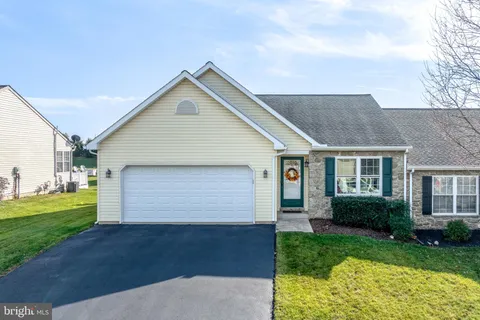2084 Weeping Willow Lane, Mount Joy, PA 17552