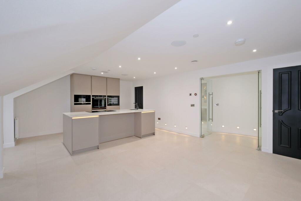 North Silver Street, Aberdeen, AB10.