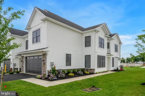 002 McNaney Farm Dr, Chalfont, PA 18914