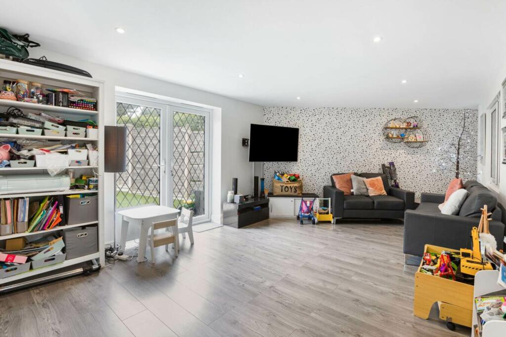 Additional image 8 of Puttocks Drive, Welham Green