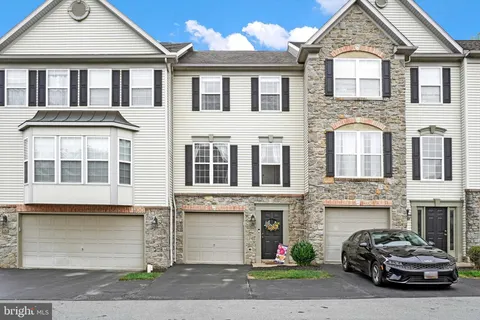 2766 Hunters Crest Drive Unit 2, York, PA 17402