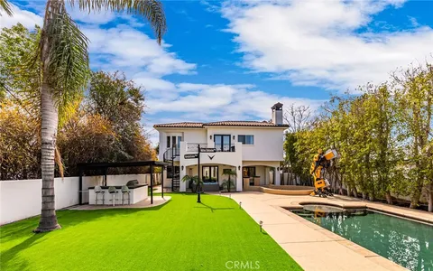 Primary image of 23123 Oxnard Street, Woodland Hills, CA 91367