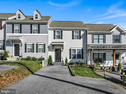 9 S George Street, Stewartstown, PA 17363