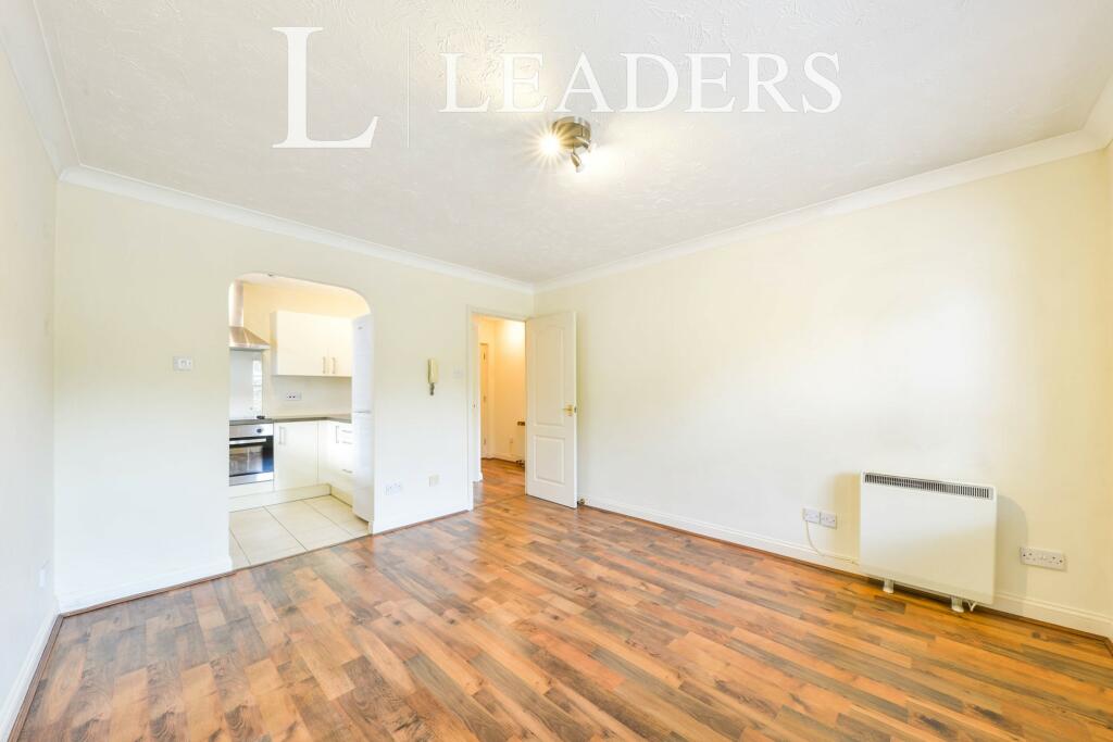 Additional image 3 of Stable Court