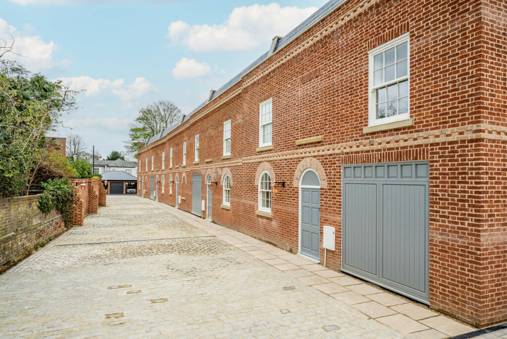 Bowgate Mews, St. Peters Close, St. Albans, Hertfordshire, AL1