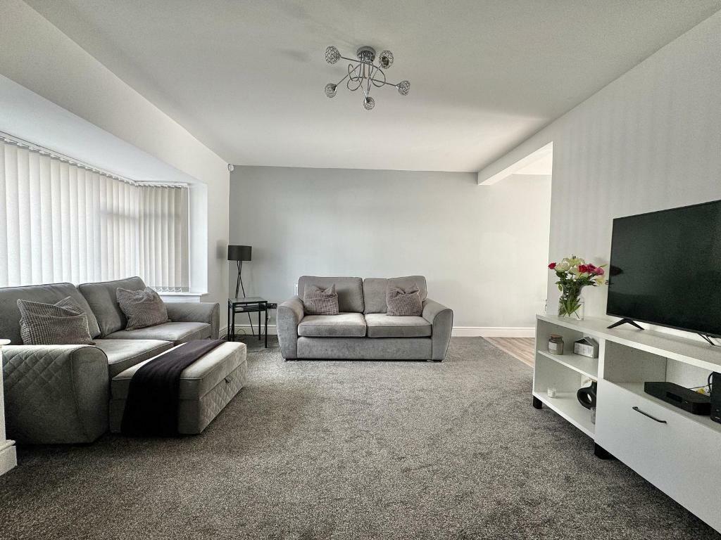 Additional image 8 of Rayford Drive, West Bromwich, B71 3QW