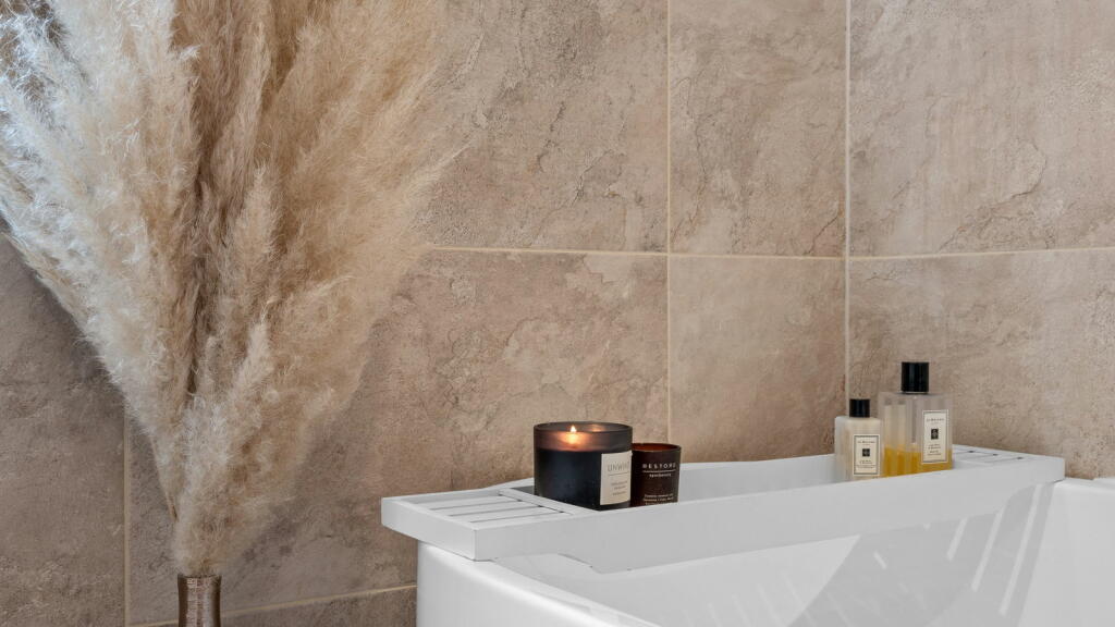 Additional image 44 of Heathfield House, 3 Oaks View Rise