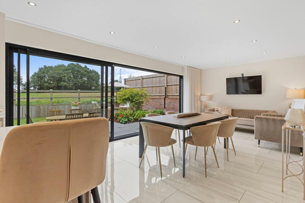 Additional image 4 of Heathfield House, 3 Oaks View Rise