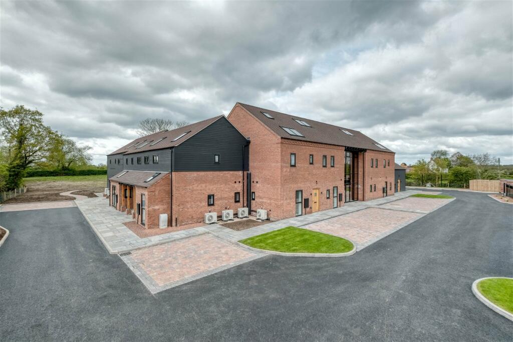 Additional image 4 of 8 Lion & Lamb Barns, Droitwich Road, Bradley Green B96 6RP