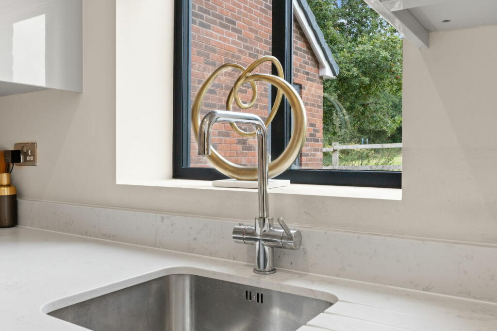 Additional image 39 of Heathfield House, 3 Oaks View Rise