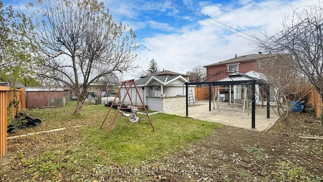 Additional image 34 of 24 Avening Dr