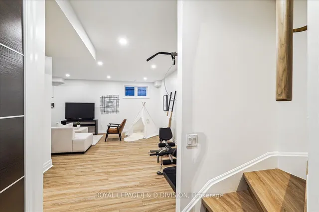 Additional image 31 of 365B Roehampton Ave