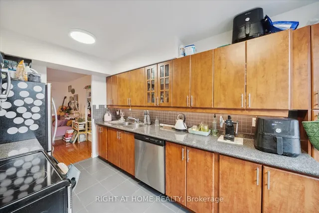 Additional image 16 of 633 Bay St Unit 1407