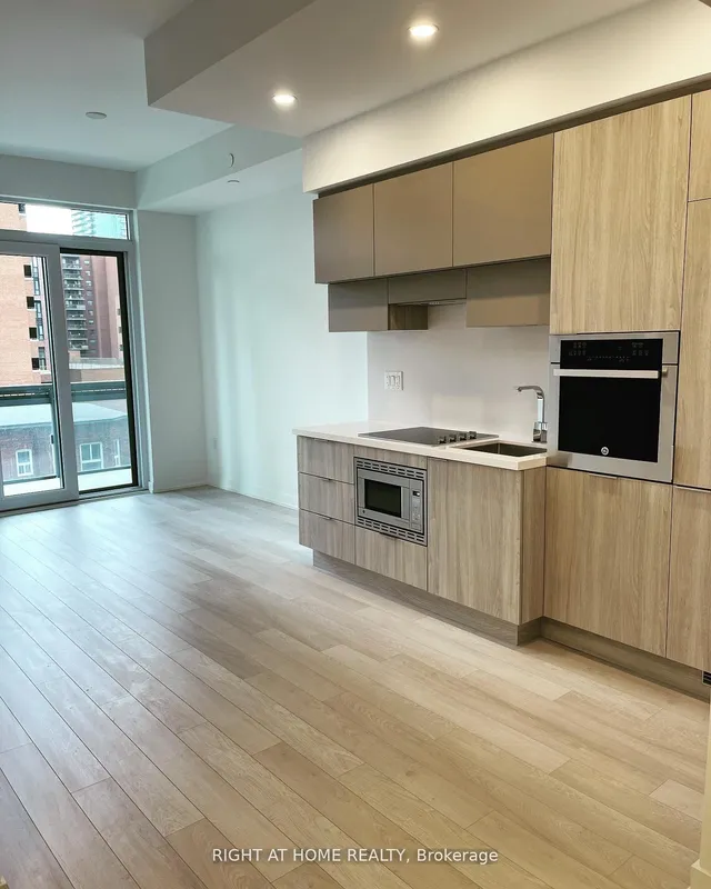 Additional image 3 of 39 Roehampton Ave Unit 314