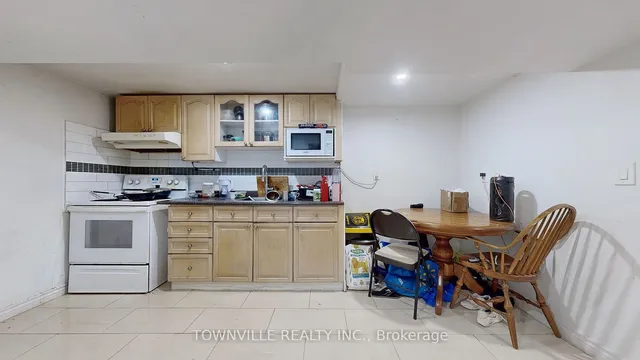 Additional image 26 of 24 Avening Dr