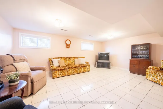 Additional image 24 of 30 Orangewood Cres