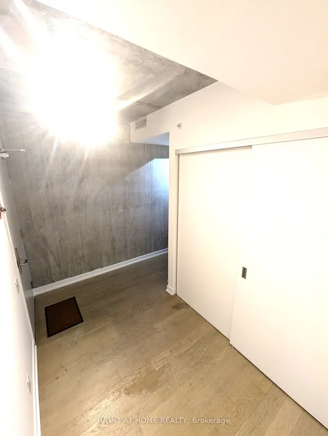 Additional image 17 of 39 Brant St Unit 919